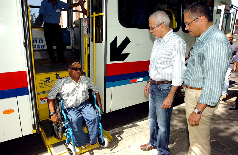Todos os veículos têm assentos especiais, GPS e acesso para cadeirantes