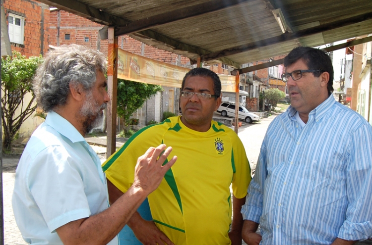 Edemir Ferreira Góes entre o engenheiro e o superintendente da SMTT