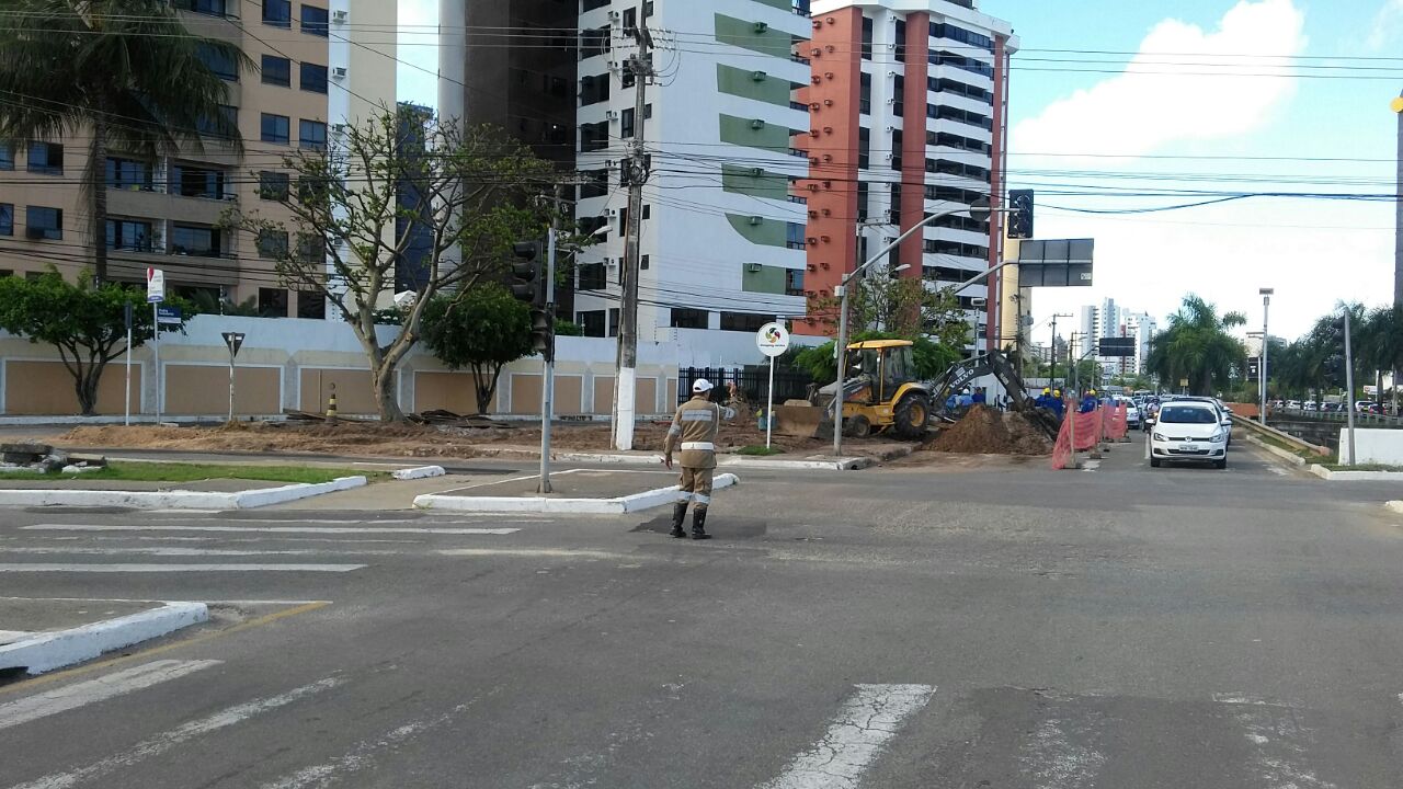 SMTT orienta condutores que evitem a Avenida Pedro Valadares - SMTT Aracaju
