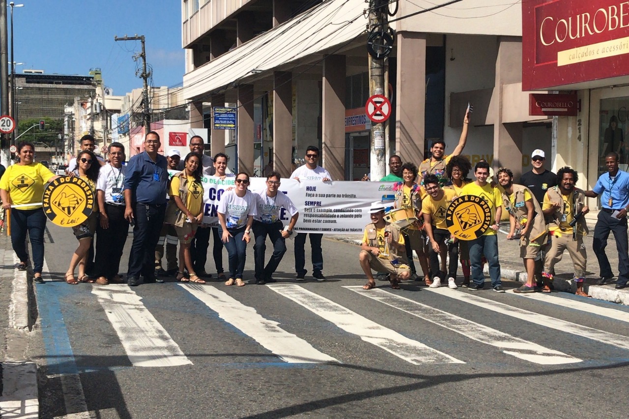 SMTT e Viação Atalaia realizam ação educativa em corredor de ônibus no Centro - SMTT Aracaju