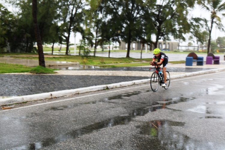 SMTT garante segurança de atletas em área de proteção na orla - SMTT Aracaju